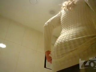 Monada rubia en lavabo afeitada coño y ano primeros planos.