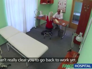 Stupendous blondýna pacient vychádzky a veľký kokot