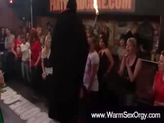 옷을 입은 여성의 벌거 벗은 남성 점점 화재 burning 용 벗기는 사람 manhood