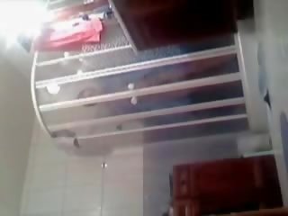 প্রেমময় দুধাল মহিলা মধু ধরা খাওয়া showering উপর লুক্কায়িত