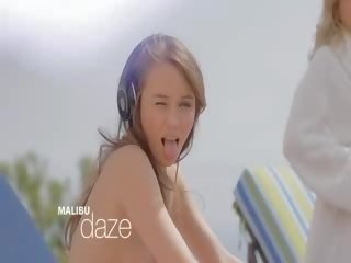 หิว ถุงน่องรัดๆ บลอนด์ ก่อนที่