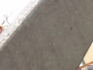 Pequena jovem grávida passeios enorme putz