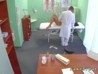 医師 クソ 彼の 楽しいです 患者 から 後ろ