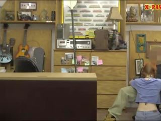 枯瘦 红发 钻 由 讨厌 pawn 男孩 在 他的 pawnshop