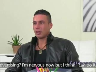 Euro femër agjent në çorape të gjata rides i madh penis