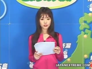 Tv weathergirl ýüzüne dökülen on live tv