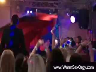 Γυμνός κορίτσια πρόθυμος να γδύνομαι γυμνό επί στάδιο