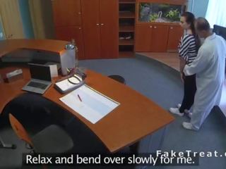 เจ้านาย fucks ก้ม ทั่ว ผู้ป่วย ใน recepcionists ห้อง