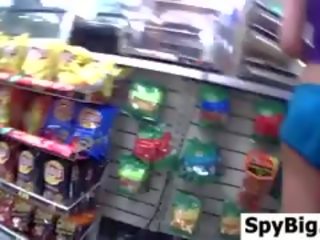 Tremendous κώλος σε σορτσάκι στο ο 7 eleven