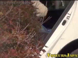 Азиатки streetwalker pees на открито