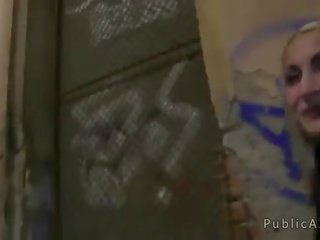Prsatá blondýnka bliká v veřejné pro peníze