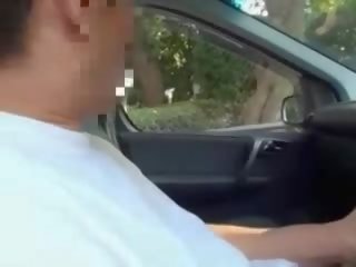 Sramežljivo mlada ženska molested v avto