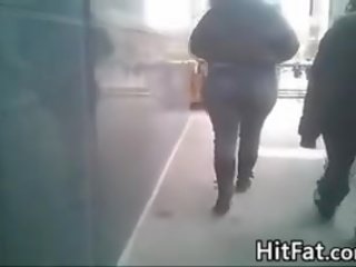 大 女人 贓物 在 一些 緊 牛仔褲