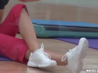Pequena jovem grávida passeios enorme peter