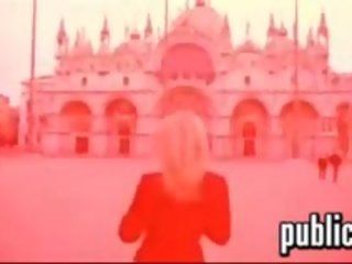 Szőke seductress villanás neki cicik -ban olaszország