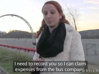 Rdečelaske sesati tič v faketaxi v javno