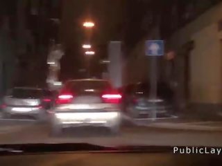 Молодий леді бос вдарив пов в машина магазин для готівка
