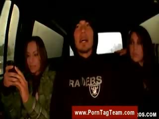 Tres niñas chupando pájaro carpintero en público