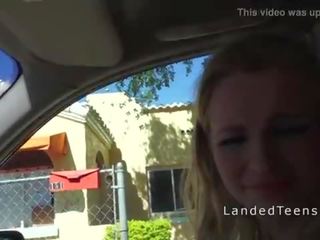 Fyr blir blowjob fra enticing tenåring