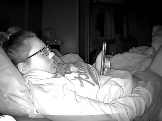 Peephole kamera mladý vysoký školní streetwalker masturbuje furiously na špinavý video