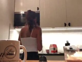 Idealne pokies na the kuchnia kamera, braless sylvia i jej niesamowite sutki