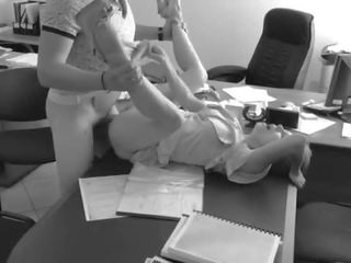 The başlyk fucks his kiçijek kätib on the ofis table and kino it on hidden camera