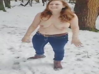 Kautrīga mammīte piespiedu līdz noģērbšana kails un zīst peter uz a publisks park&colon; mindy sparkle
