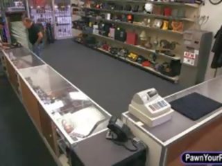 Непристойна мед в необхідність з гроші отримує трахкав по pawnkeeper